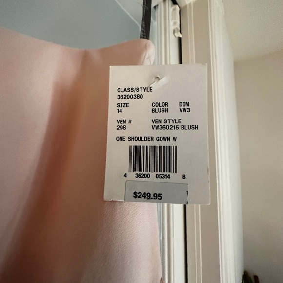 VERA WANG Bridesmaid / Wedding Dress - Picture 3 of 4